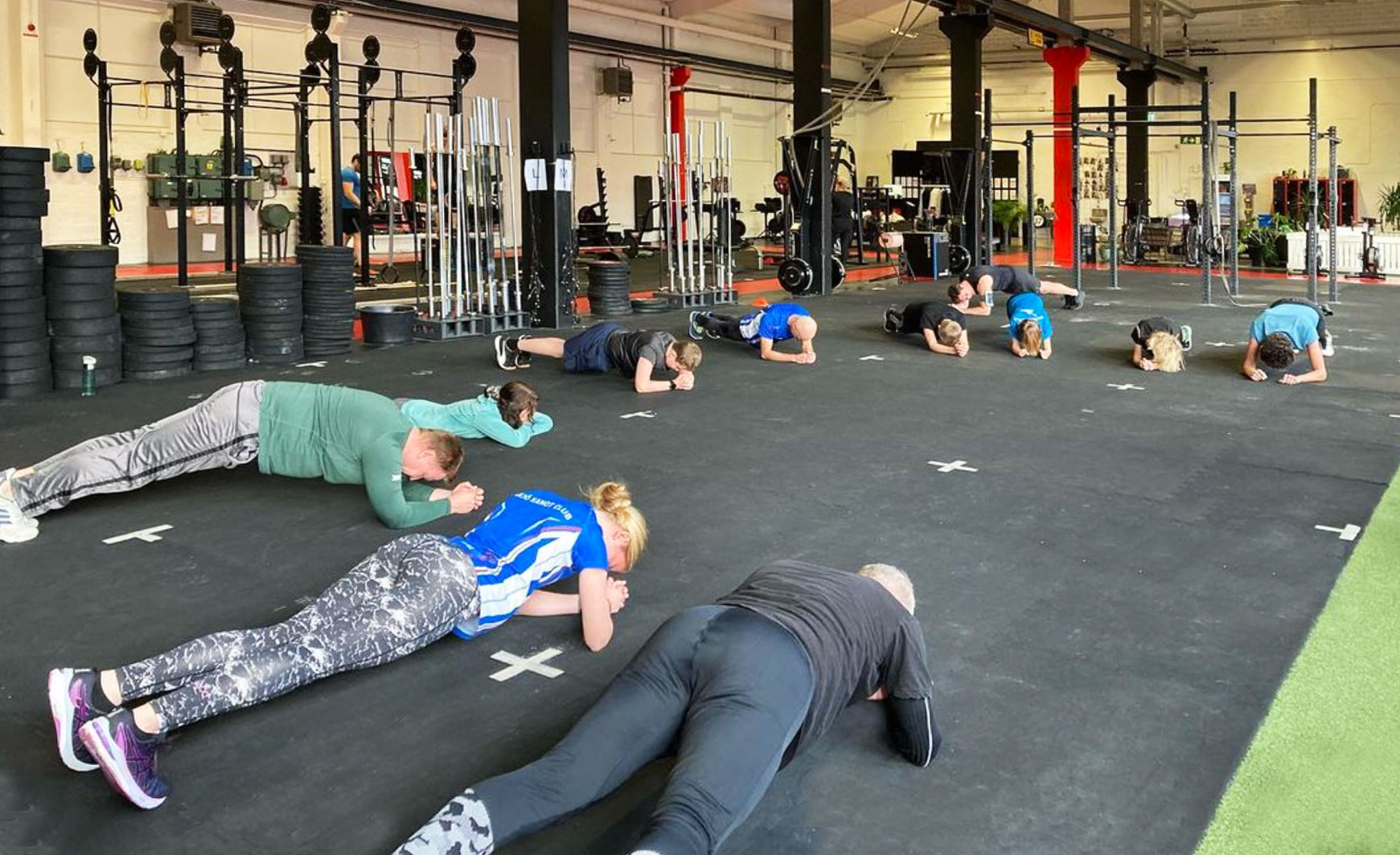 Växjö KC genomför sitt Fysmästerskap på ett STC-gym. Här ligger flera personer i en stor cirkel och genomför övningen "plankan".